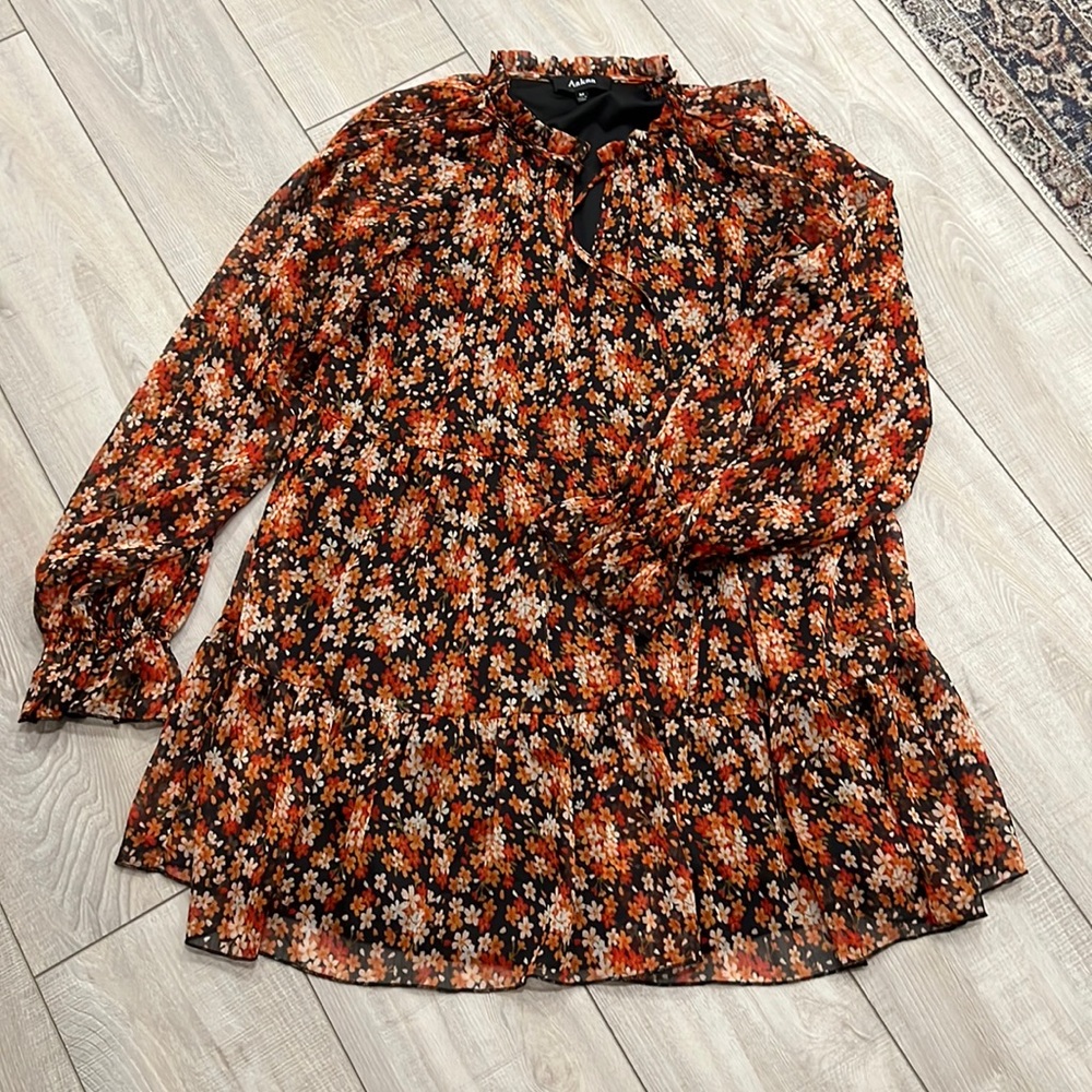 Floral dress. Perfect for fall. Sewn in slip. Tie front closure.